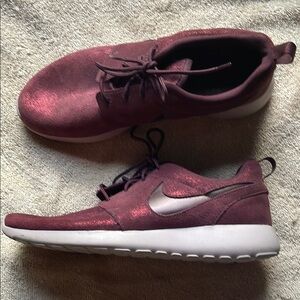 Nike 8.5 Maroon Metallic Roshe Sneakers